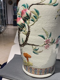 Un vase en porcelaine de Chine famille rose &agrave; d&eacute;cor appliqu&eacute; de neuf p&ecirc;ches, 19&egrave;me